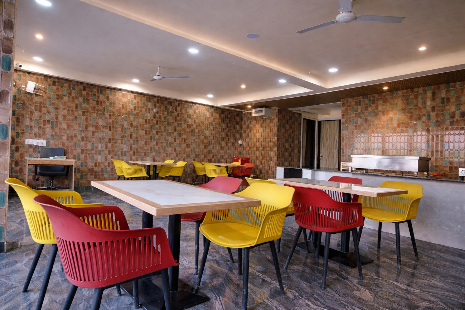 Dining & Breakfast Lounge
